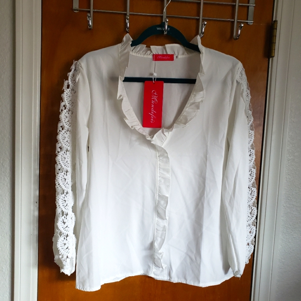 Mundefeis white eyelet ruffle, scalloped  lace puff sheer sleeve blouse